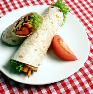 Cómo preparar un wrap de jamón de pavo