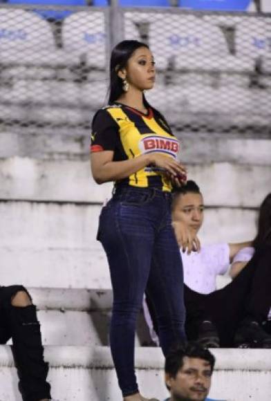 Esta bella jovencita también acudió a disfrutar de la final de Copa Premier Centroamericana.