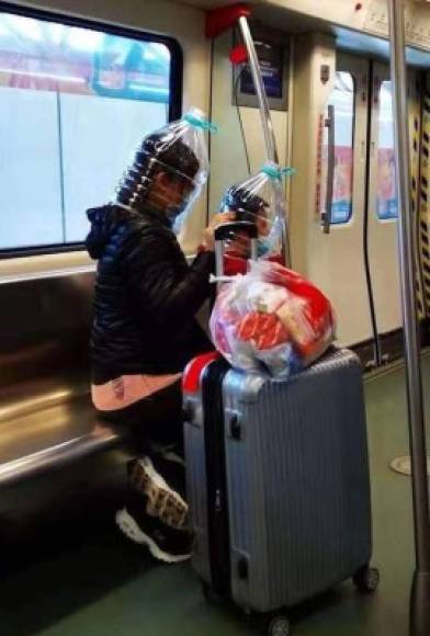 Desesperados pasajeros chinos usan botellas y bolsas para 'protegerse' del coronavirus