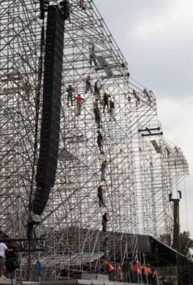 MÉXICO. Fiesta metálica en el D.F. Trabajadores en el gigantesco domo que hoy albergará el Hell and Heaven Metal Fest 2016. Estará Rammstein.
