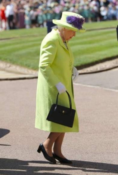 La reina Isabel II de Inglaterra lució un estridente vestido verde limón con un sombrero adornado con plumas púrpura. <br/><br/>Según el protocolo de seguridad, se busca que con su atuendo la reina sea fácil de identificar entre la multitud para sus guardias.