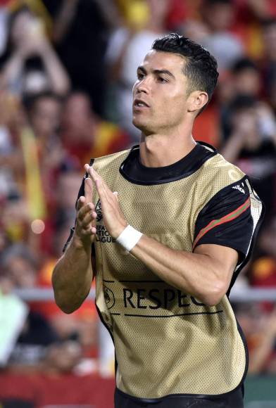 Cristiano Ronaldo fue ovacionado cuando salió a calentar y respondió aplaudiendo.