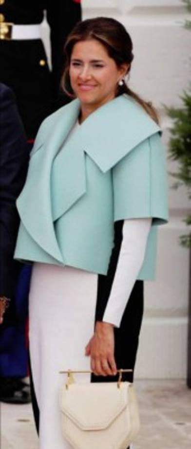 Por su parte, la primera dama de Colombia optó por un vestido a la rodilla en blanco y negro que combinó con una chaqueta verde menta, un desatinado diseño que causó muchas burlas en las redes sociales.