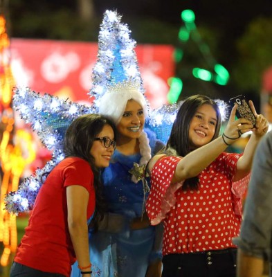 El colorido y diversión en las villas encienden el espíritu navideño
