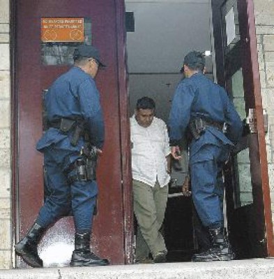 Lo capturan al solicitar visa con doble identidad