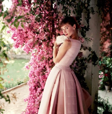 GRA149. LONDRES, 02/12/2014.- Fotografía cedida por la National Portrait Gallery de Audrey Hepburn con un vestido de Gyvenchy. Las fotos más íntimas y menos reconocidas de Audrey Hepburn, una de las actrices más famosas de la historia del cine, serán expuestas en julio de 2015 en la National Portrait Gallery de Londres. Las instantáneas de la actriz (1929-1993), que podrán ser vistas del 2 de julio al 18 de octubre de 2015, corresponden a su época en el reputado 'Ciro', antiguo club nocturno londinense donde Audrey Hepburn inició su actuación como corista. EFE/***SOLO USO EDITORIAL***