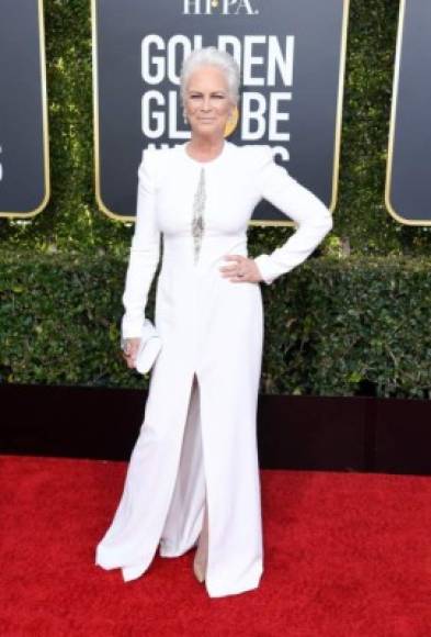 La ganadora de dos Globos de Oro Jamie Lee Curtis, brilló con un vestido blanco que marcaba su silueta.