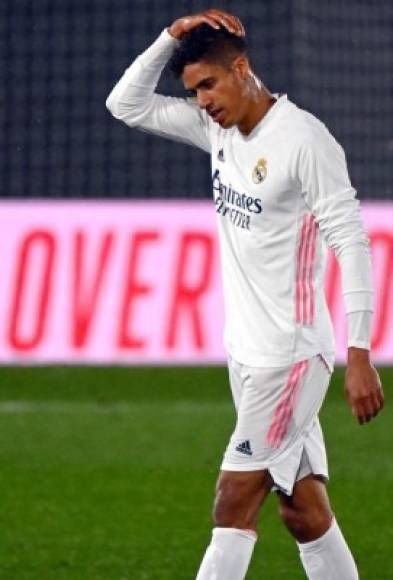 Raphaël Varane: Para sorpresa de muchos, ha sido el propio defensor que reveló dudas sobre su futuro ya que señalan que analiza su salida del Real Madrid. El defensor entra en los planes de Zidane, pero el galo habría pedido irse y en el club blanco tendrían que venderlo. Foto AFP.