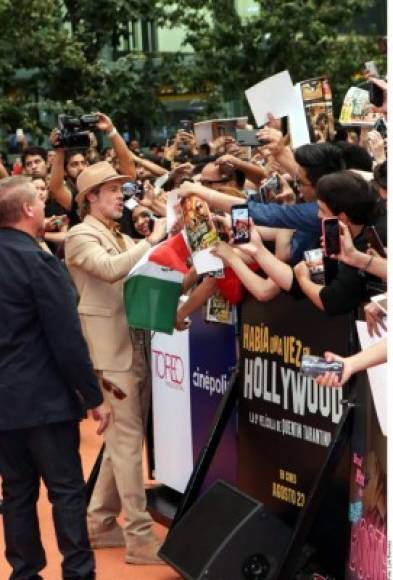 Pitt, quien recorrió de principio a fin toda la alfombra, le dio un beso a una señora que llevó un cartel que decía en inglés 'Brad, te amo, esperé 28 años de mi vida para conocerte'. <br/>