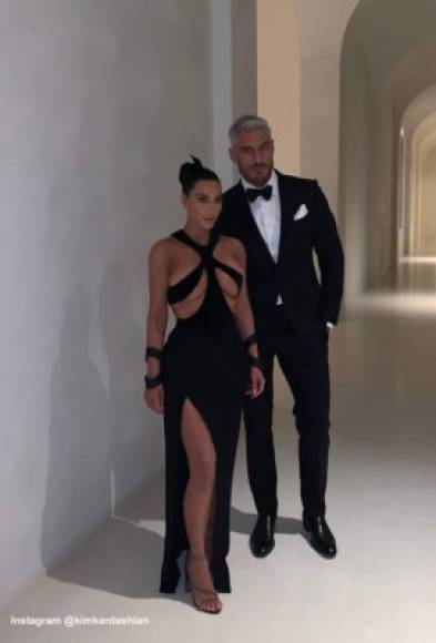 Kim Kardashian acompañó a su estilista Chris Appleton, uno de los peluqueros favoritos de las estrellas de Hollywood, uno de los galardonados en la premiación.<br/><br/>