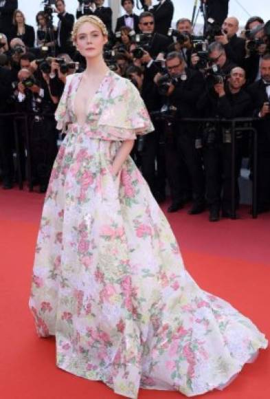 Elle Fanning lució un bello vestido floreado de Valentino para la premiere de 'Les Misérables ' este 15 de mayo.