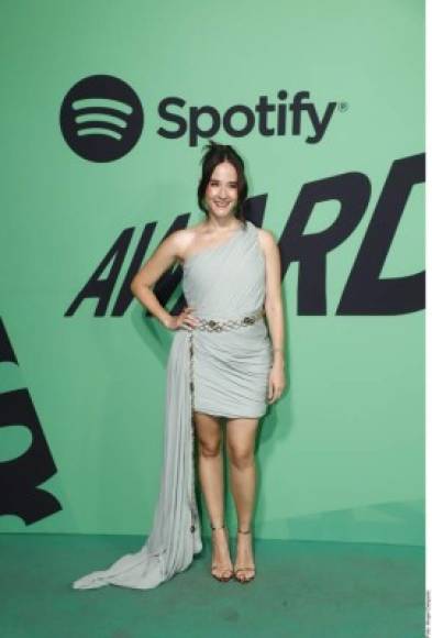 La cantante y actriz mexicana Ximena Sariñana llegó luciendo un vestido a la rodilla con una especie de tipo cola a lado derecho.