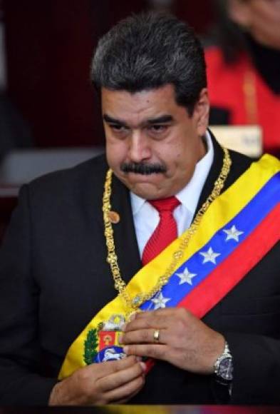 'Juro a nombre del pueblo de Venezuela (...) que no daré descanso a mi brazo ni reposo a mi alma y que cumpliré y haré cumplir todos los postulados y mandatos de la Constitución', dijo Maduro tras recibir la banda presidencial.