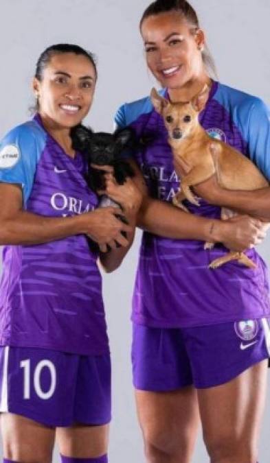 Deion, quien como su compañera milita en el club Orlando Pride de Estados Unidos, reaccionó a la publicación de Marta e indagó: '¿eso significa que ya podemos tener el perro número 4?', en alusión a las tres mascotas de la pareja.