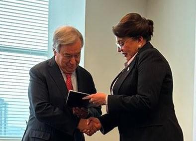 Xiomara Castro entrega al secretario de la ONU convenio para instalar Cicih