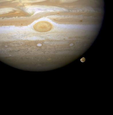 GRA318. MADRID, 22/04/2015.- Fotografía facilitada por Taschen de una de las imágenes de su libro 'Expanding Universe' que muestra el planeta Jupiter junto a una de sus lunas Ganimedes a 433 millones de kilómetros de la tierra. La obra recopila 25 años de imágenes enviadas a la Tierra por el telescopio Hubble, que dejan maravillado al lector. Por más que durante siglos el hombre pudiera estar convencido de que el Universo era oscuro como la noche, hace 25 años que el telescopio espacial reveló con sus imágenes la explosión de colores que nos rodea, maravillosas obras de arte que no se parecían a nada antes visto. EFE/- ***SOLO USO EDITORIAL***