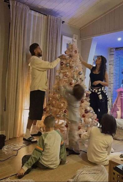 La única fotografía que ambos han compartido en redes sociales fue hace semanas, cuando publicaron como montaban el árbol de Navidad junto a sus hijos.