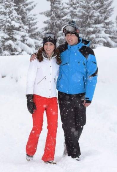 A diferencia de otras vacaciones de esquí de la realeza, en esta ocasión la pareja prescindió del acostumbrado photocall y optó por invitar a un único fotógrafo de la Asociación de la Prensa para tomar algunas imágenes de su breve viaje.