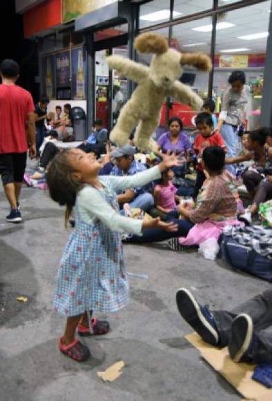 Estados Unidos informó que el vicepresidente de ese país, Mike Pence, habló por teléfono con el mandatario de Guatemala, Jimmy Morales, sobre la caravana que avanza por su país y le exigió que 'coopere' para controlar los flujos migratorios, uno de los graves problemas que sufre el Triángulo Norte de Centroamérica desde hace varios años.