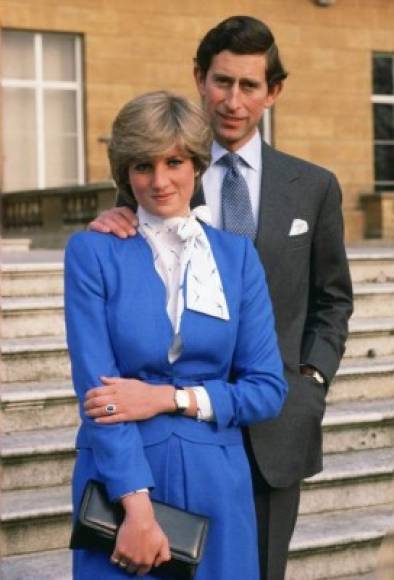 En las cartas publicadas por el programa, que datan de 1992, Diana le dice 'Querido papá' y él le escribe: 'Es estúpido que un hombre con el estatus de Carlos arriesgue todo por Camilla. Nunca imaginamos que podría dejarte por ella. No me puedo imaginar que una persona sensata pueda dejarte por Camilla'.