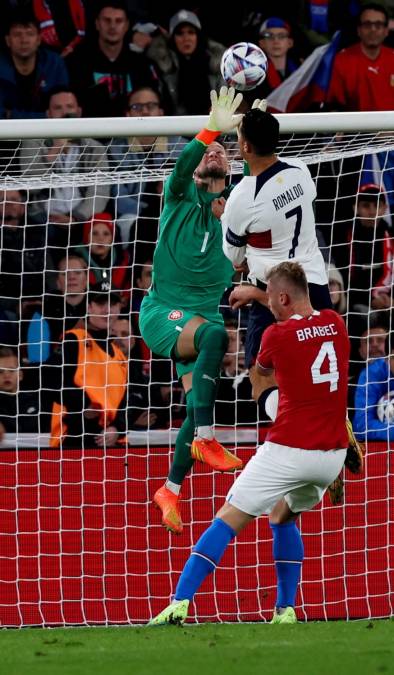 CR7 buscaba conectar de cabeza le pelota pero terminó recibiendo un terrible golpe por parte del arquero de República Checa.