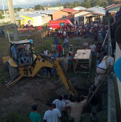 Rescatan a albañil tras 15 horas soterrado en un pozo en La Ceiba