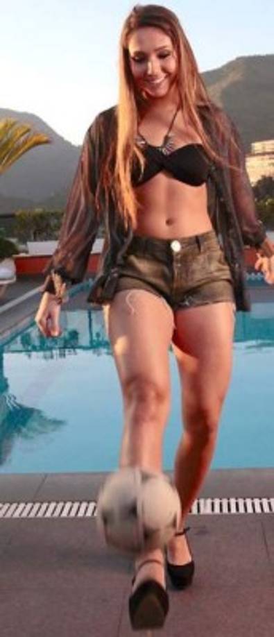 A Carolina le encanta el fútbol, es una chica perfecta.