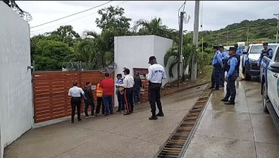Empleados municipales y Policía Nacional colocan cadenas y candados en la empresa de capital estadounidense.