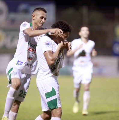 Platense ganó, gustó y goleó en otra gran noche de 'Rambo' de León