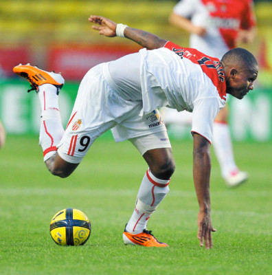 Hinchas del Bari agreden a Édgard Álvarez