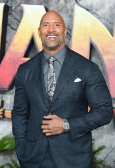 2. Dwayne Johnson<br/>Ganancias - $ 124 millones de dólares<br/><br/>'La Roca', repitió en el segundo lugar gracias a taquillazos como 'Jumanji: Welcome to the Jungle' y a su influencia en las redes sociales, que le permite negociar cuantiosos contratos promocionales.<br/>