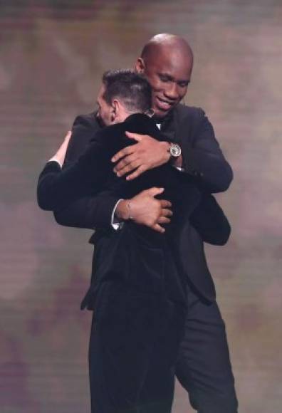 El cariñoso abrazo de Didier Drogba con Lionel Messi después de anunciar al argentino como el ganador del Balón de Oro 2019.
