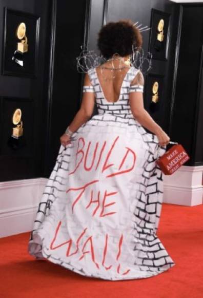 En la parte trasera del vestido se leía 'construye el muro', una de las frases favoritas de la campaña del magnate.
