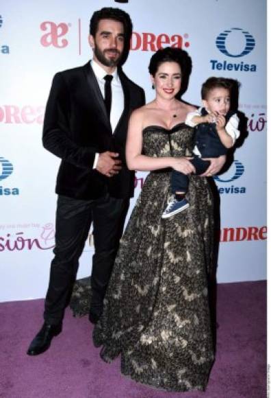 El actor Marcus Ornelas llegó bien acompañado de su esposa, la actriz Ariadne Díaz, y su hijo, Diego Ornellas Díaz.