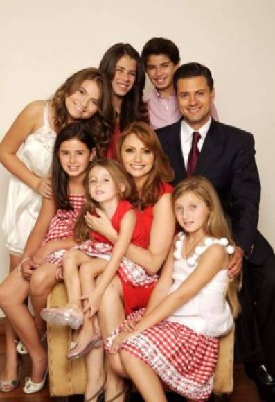 El 27 de noviembre de 2010, Enrique Peña Nieto y Angélica Rivera contrajeron matrimonio y pasaron a formar una numerosa familia: tres hijos de Angélica con el productor Alberto Castro y tres de Peña Nieto con su fallecida esposa Mónica Pretelini.