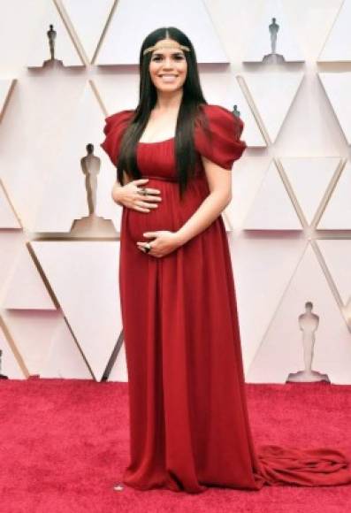 La estrella, hija de hondureños, se lució en un vestido rojo.