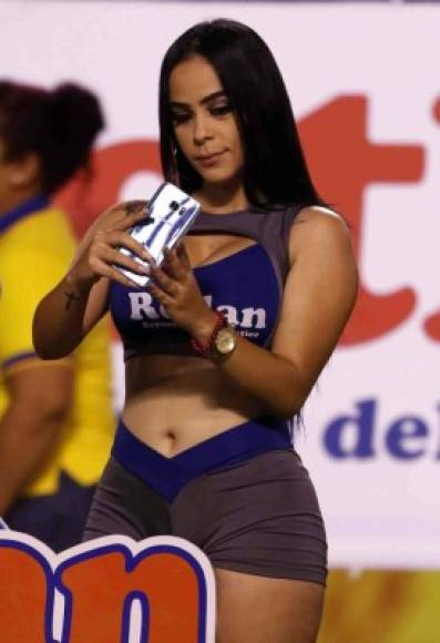 La siempre bella edecán Jeimy Álvarez tomándose un selfie en la cancha del estadio Olímpico previo al Real España-Motagua.
