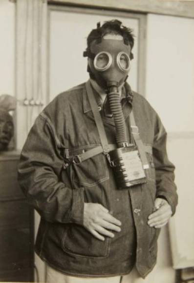 Diego Rivera con una máscara de gas en el año de 1938.