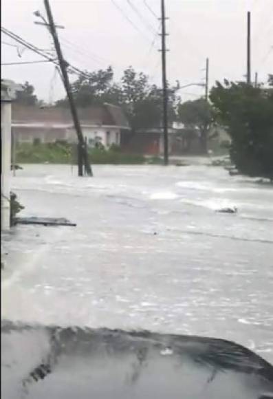 Según reportes de autoridades locales, gran parte de las islas Ábaco sigue bajo agua tras las inundaciones registradas por las fuertes lluvias y el aumento de la marea.