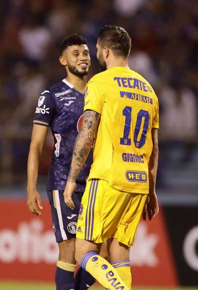 Marcelo Pereira y André-Pierre Gignac sonriendo en el partido. Al final intercambiaron camisetas, el hondureño se llevó su indumentaria a su casa.