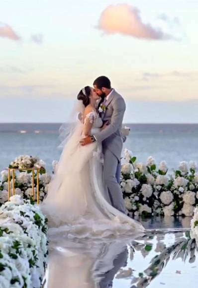 Menjívar ahora selló su compromiso matrimonial con McNab en una boda eclesiástica para honrar a Dios en el hotel Pristine Bay Resort de Roatán.