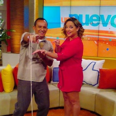 La famosa actriz Adamari López junto a Nelson Medina en el programa Un Nuevo Día de Telemundo.