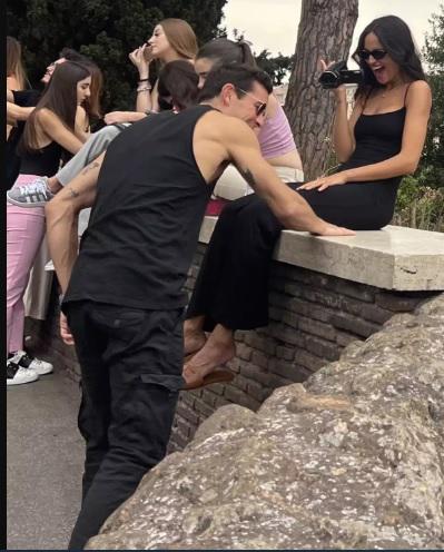 Los actores lucían muy felices durante el recorrido por Roma.