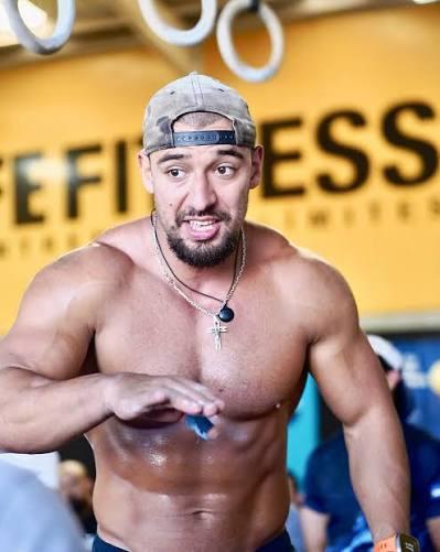 Influencer causa indignación al montar una tortuga marina que ponía huevos