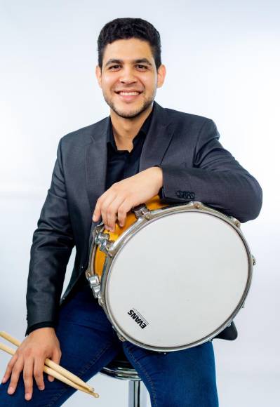 Miguel Bustillo, el mayor de dos hermanos talentosos que estudian en NSU. Tiene 27 años y estudió en la escuela Victoriano López. Llegó a Estados Unidos en otoño de 2016 y actualmente cursa el último año de su maestría en Music Performance.