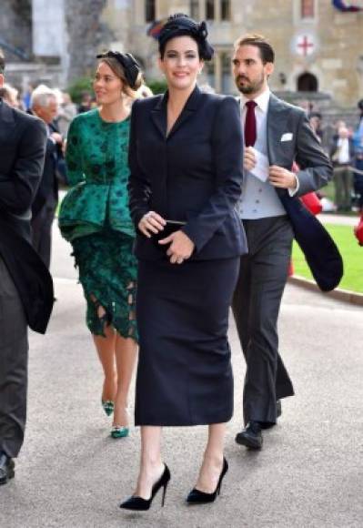 La actriz de Hollywood Liv Tyler llegó con una falda lápiz luciendo el color más elegante, el negro.