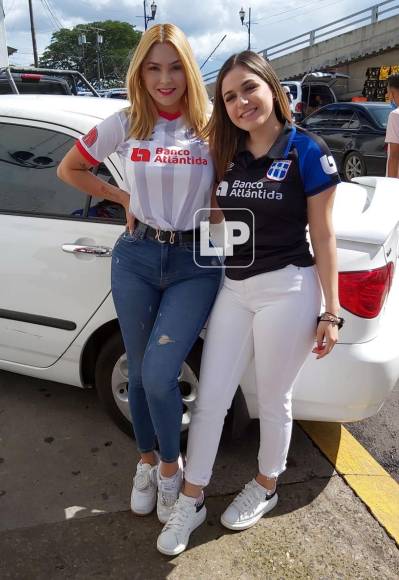La hermosa presentadora salvadoreña Elyza Villatoro (izquierda) llegó a apoyar al Olimpia junto con su amiga Daphne.