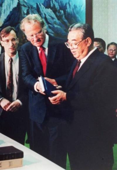 En abril de 1992 se reunió con el fallecido dictador norcoreano Kim il-Sung en Pyongyang.