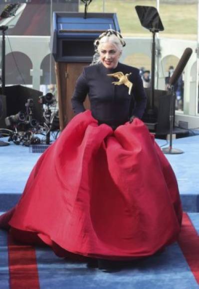 Lady Gaga llegó ataviada con un pomposo vestido bicolor de manga larga y cuello redondo firmado por la maison italiana Schiaparelli que dejó boquiabiertos a todos.