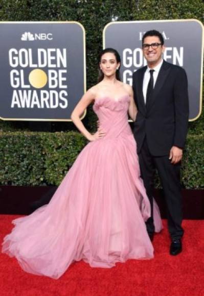 Emmy Rossum y Sam Esmail posan a su paso por la alfombra roja.